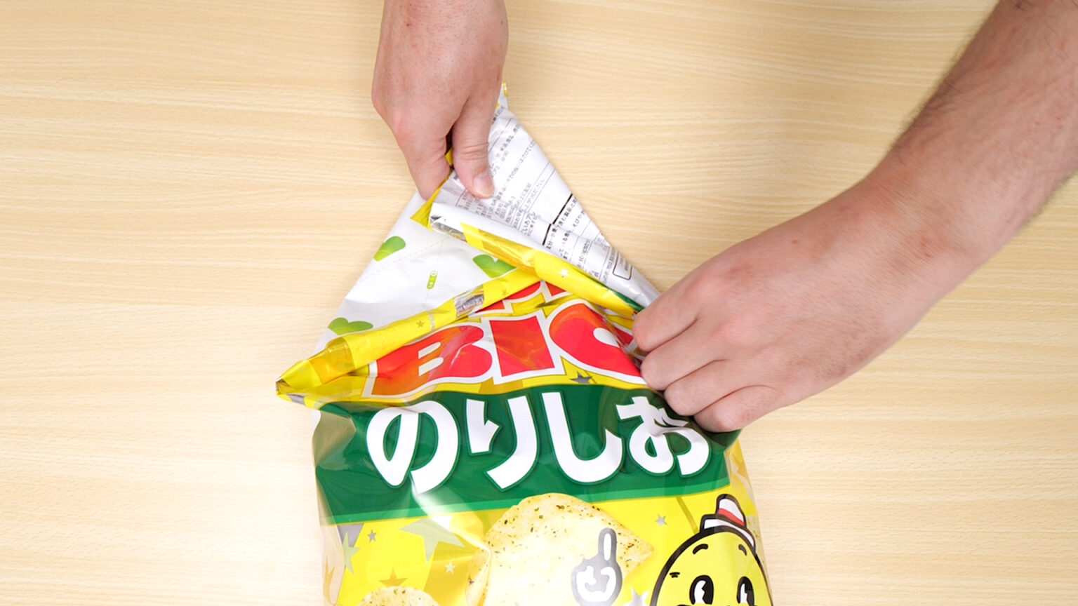 【裏技】何も使わずにお菓子の袋を閉じる方法 便利ハック 【裏技】何も使わずにお菓子の袋を閉じる方法 便利ハック